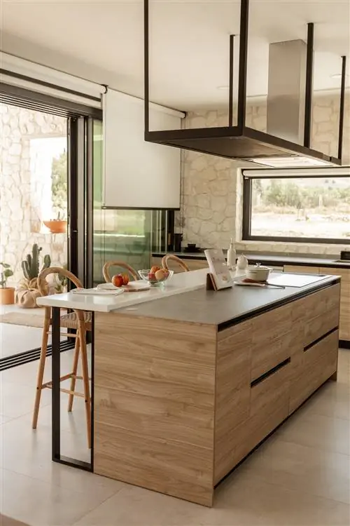 Кухня от Electrokitchen Табуреты от Kave Home Столешница от Inalco