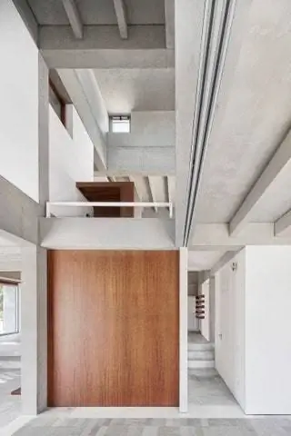 Комнаты организованы на разных уровнях и связаны плавным и динамичным образом в соответствии с последовательностью, которая…