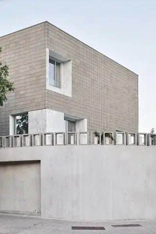 Участок, который занимает дом, расположен в приподнятом углу по отношению к улице и имеет хороший вид…