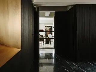 Несмотря на то, что черный цвет является одним из преобладающих тонов в доме, свет всегда пробирается во все помещения