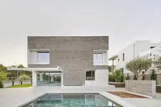 Конструкция представлена компактной монолитной деталью, внешняя оболочка которой прорезана отверстиями…