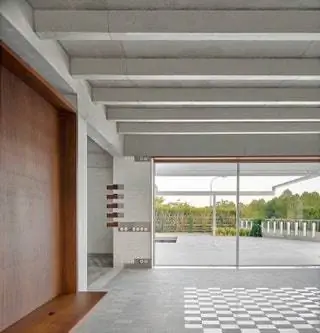 И гостиная, и спальни ориентированы на правильный солнечный свет. При этом мы избегаем…