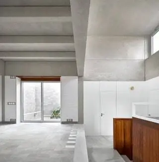 Он имеет площадь 244 м2, два этажа и подвал. В них четыре спальни, три ванные комнаты, столовая,…