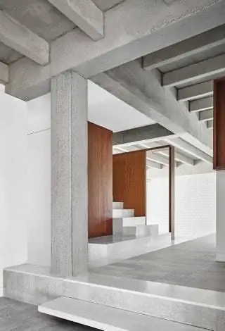 План почти квадратный, сосредоточенный и разделенный на четыре квадранта разного размера, которые вращаются вокруг…