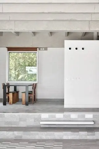 Структура решена в железобетоне и на контрасте с теплым деревом и аккуратным снегом создает пространство…