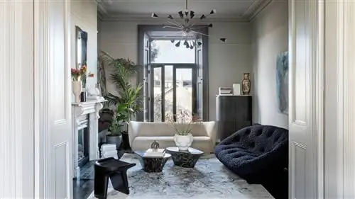 В гостиной этого георгианского дома в Дублине латунный подвесной светильник Sputnik в стильновском стиле 1950-х годов, диваны…