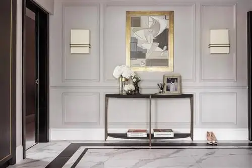 прихожая шкаф и картина в золотой раме