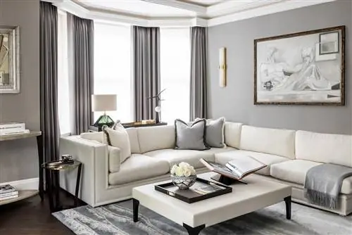 гостиная с белым диваном и серыми тонами