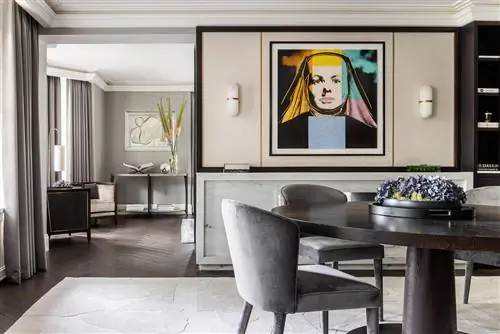 столовая в серых тонах и поп-картина с женским лицом на стене