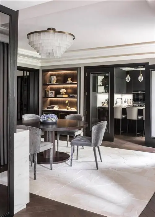 столовая с белым ковром и хрустальной подвесной лампой