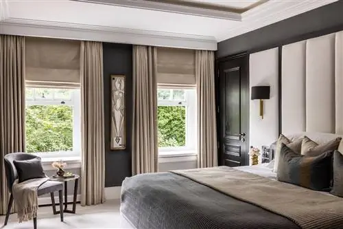 комната с двуспальной кроватью и стулом в нейтральных тонах