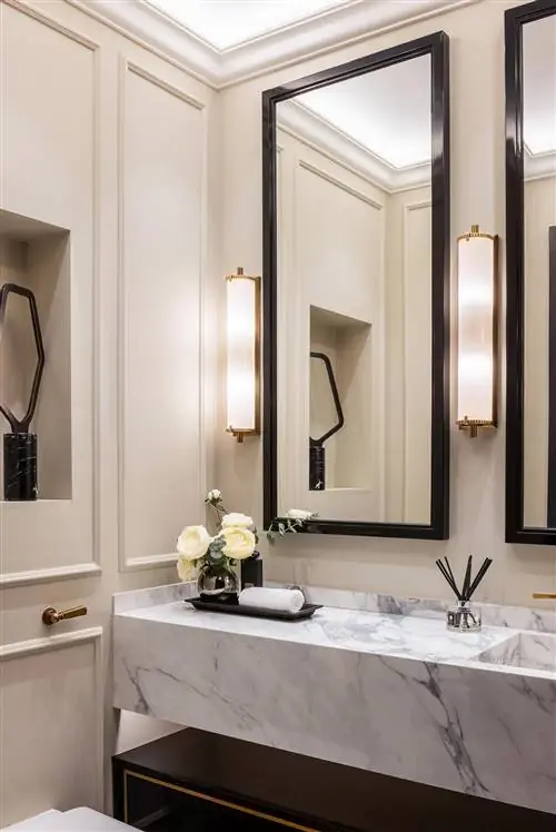 мраморная раковина и зеркала в черной раме