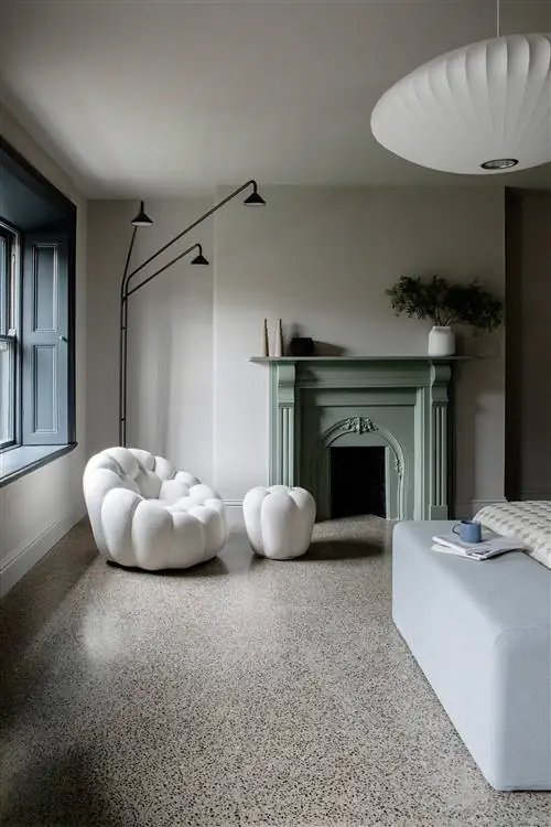 уголок с камином и белым креслом