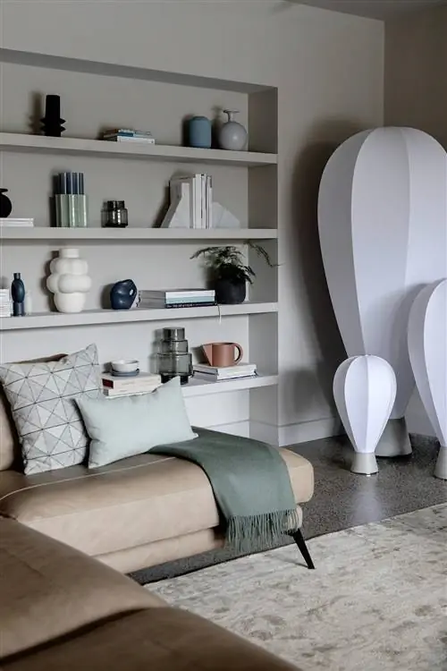 полка коричневого дивана и лампы-глобусы