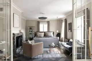 Кровать и кресло от Piero Lissoni, диван Lady Dicano от Marco Zanuso для Cassina, а постельное белье от…