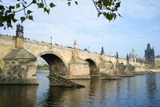 Карлов мост, построенный в начале 1400-х годов, является историческим мостом через реку Влтаву в Праге…
