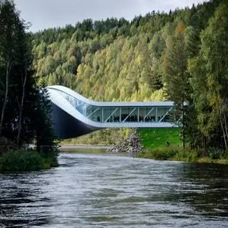 Завершенный в 2019 году, Bjarke Ingels Group состоит из трех структур в одной. Наполовину музей, наполовину мост, наполовину скульптура…
