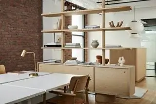 белые книжные полки и столы