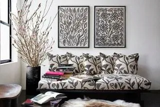 Диван покрыт тканью из коллекции Khovar, изготовленной женщинами в Индии