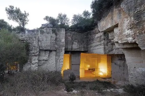 BRILLIANCES and BRICKS Драгоценный камень в карьере на МЕНОРКЕ