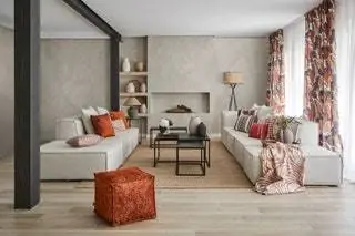 гостиная со светлыми диванами с яркими тканями в оранжевых тонах