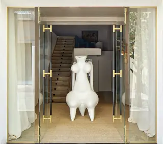 Еще один год LA Studio собирает чемоданы, чтобы переехать на Белый остров, чтобы провести лето. В этом выпуске исследование…