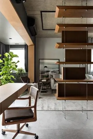 Деревянная полка, которая отделяет гостиную от спальни, созданная Triart Arquitetura, является главным героем…