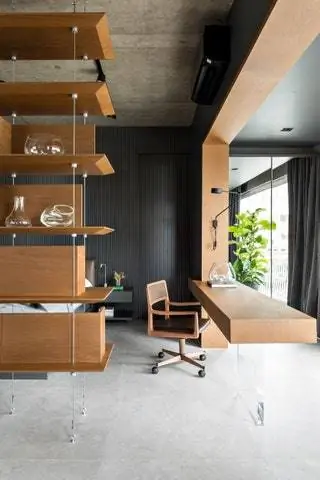 Triart Arquitetura также спроектировала письменный стол, который опирается на стену одним концом и на акриловую основу…