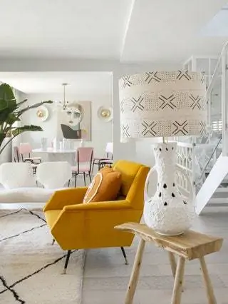 На переднем плане деревянная табуретка и терракотовая лампа на Rue Vintage 74