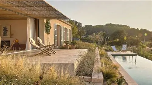 крыльцо средиземноморского дома в горах с пейзажным бассейном и тростниковым крыльцом