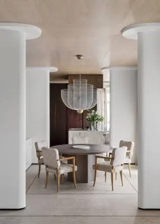 В столовой дубовый стол в кабинете, стулья Trefle от Jean Royère с тканью Donghia и лампа Meshmatics на потолке…