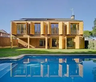 Дом расположен в урбанизации Ла Моралеха в Мадриде и был первоначально построен в 1983 году,…