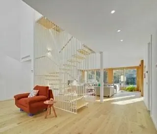 Чтобы добиться визуальных эффектов обоих садов, предлагается новая лестница в качестве скульптуры, которая возвышается над домом и…