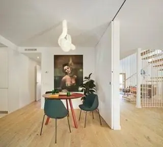 Чтобы расширить ощущение простора, в кухне и столовой установлены раздвижные двери, которые…