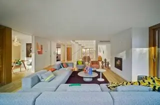 Что касается первого этажа, этаж полностью перераспределен с четырьмя двухместными номерами…