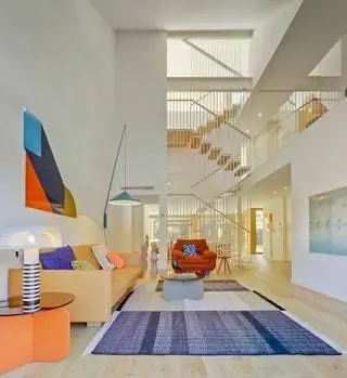 В центре дома и в качестве артикуляционного элемента нового распределения находится лестница, которая разделяет…