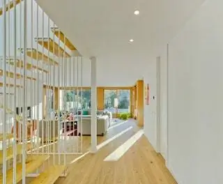 Предполагалось, что лестница создаст ощущение легкости. Вот почему он сделан из металлических стержней…