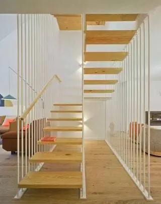 Для увеличения ощущения легкости было решено обнажить часть фермы, удерживающей крышу, чтобы…