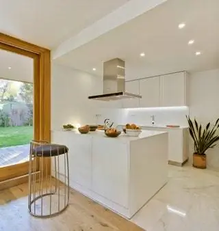 Кухня соответствует линии Gamadecor от Porcelanosa и выполнена с внешней отделкой Blanco Núbol и…