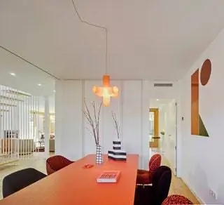 Шкафы в доме и в ванных комнатах также выполнены из линии Gamadecor от Porcelanosa в белом цвете