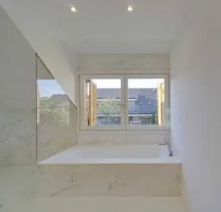 В ванных комнатах керамогранит крупного формата был выбран в основном помещении в зоне душевой и ванной…