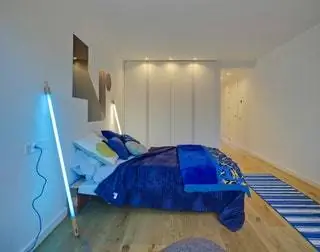 Главное помещение выполнено через оба фасада, что обеспечивает большой внутренний солнечный свет, а также…