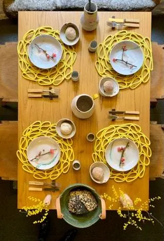 Дизайнер по текстилю Соня де Херонимо отдала предпочтение галисийским ремеслам за своим воскресным столом