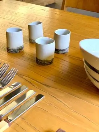 К своим современным плетеным изделиям из хлопчатобумажной веревки от Degerónimo он добавил посуду и керамические стаканы, изготовленные…