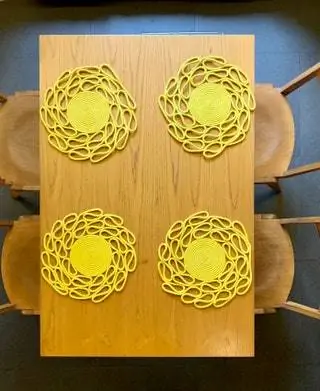 Я выбрал желтые скатерти и отдельные корзины для хлеба, это позволяет мне персонализировать каждую услугу в некотором роде…