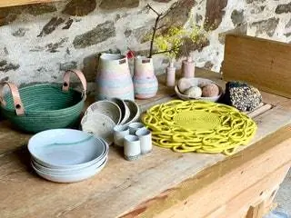 Чтобы сопровождать его блюда от керамиста Вероники Моар, одного из эталонов, когда речь идет о вдохновляющих бокалах…