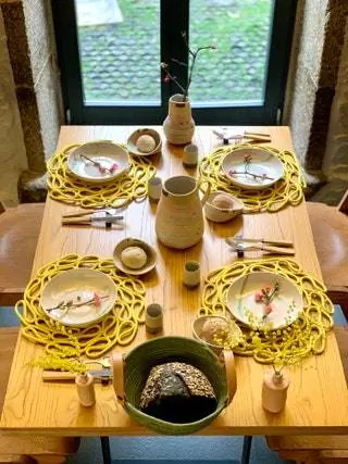 Присутствуют обоняние и зрение, которые цветы обеспечивают своим ароматом и цветом. И, конечно же,…