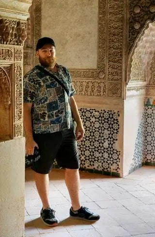 Тень Написание произведения Лоренцо Сандоваля напоминает керамический фонтан, в котором сквозь рельефы…