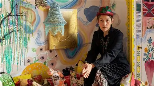 Стол Échale Guindas с салфеткой, сложенной в форме прямоугольника