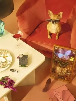 Кресло 50-х и стол 80-х, все в IKB 191. Сверху стакан от Zara Home, тарелки Carnets dEquateur от Hermès с…